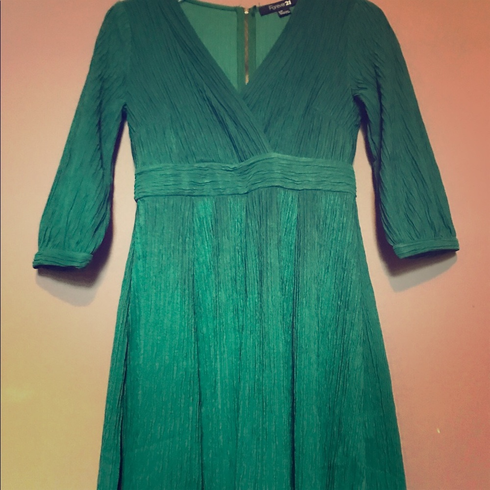 Green Chaffron V-neck dress 👗